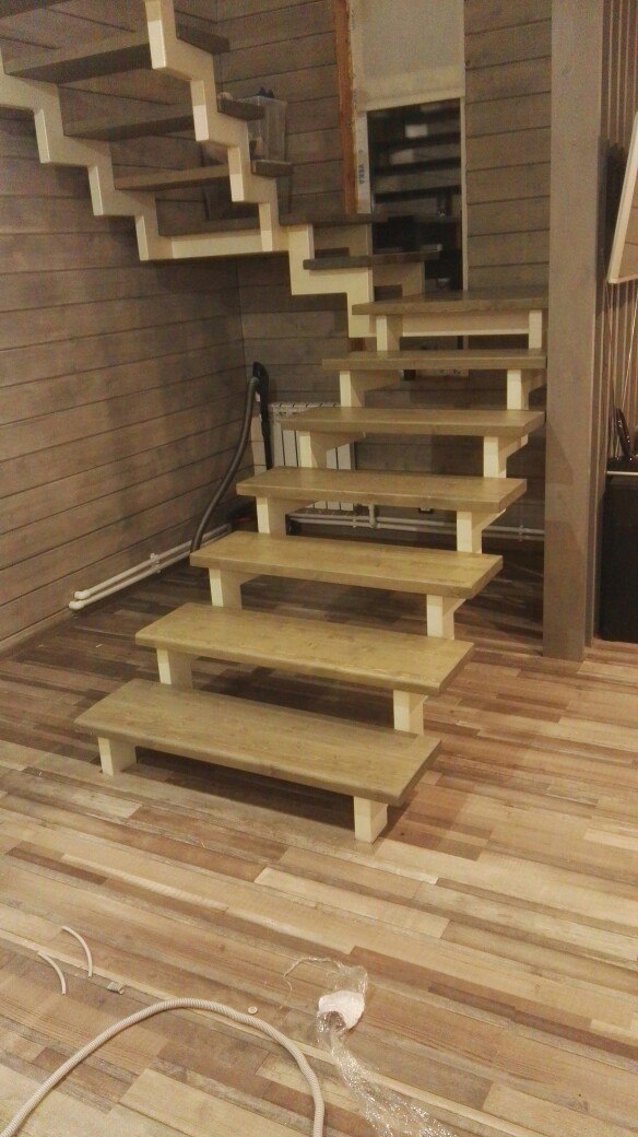 Лестница на ломаных косоурах с двумя пролетами со ступенями из ясеня