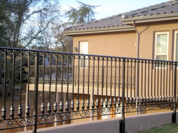 Балконное ограждение с коваными элементами