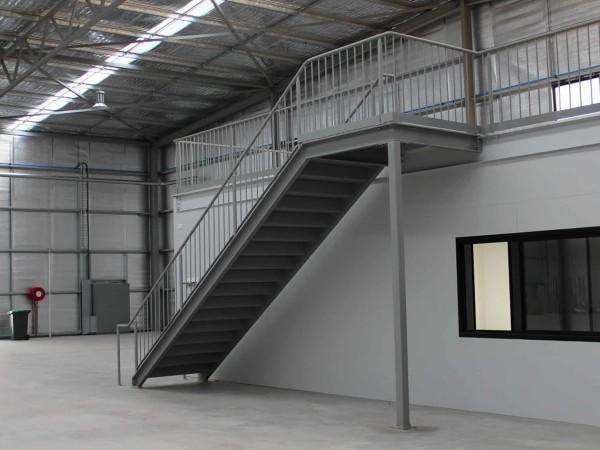 Лестница с площадкой для доступа к мезонину