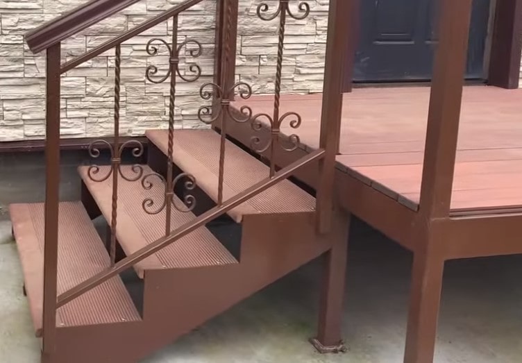 Входная уличная лестница на металлическом каркасе на крыльцо