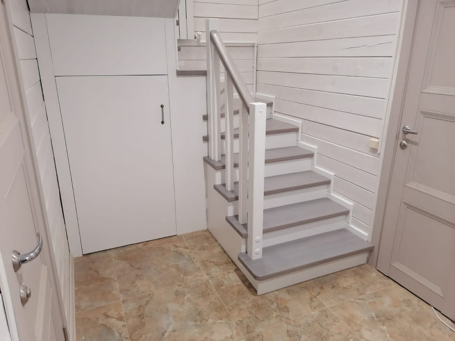Лестница закрытого типа для частного дома 