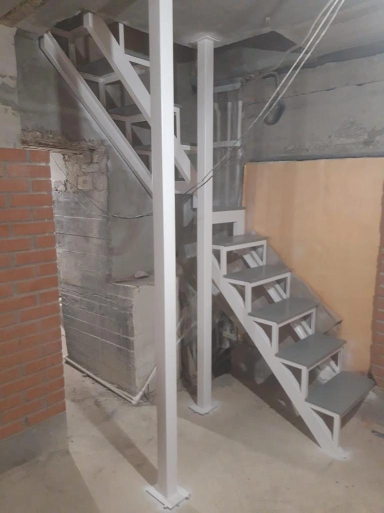 Лестница открытого типа в стиле ЛОФТ в подвал частного дома